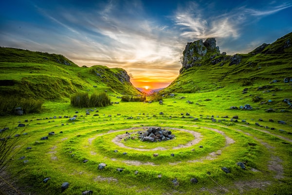黄金时刻下的绝美山脉风景 - PictureHub