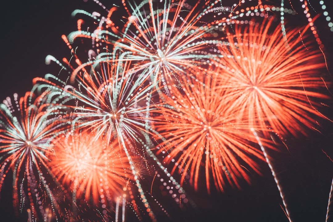 由 Joseph Chan 拍摄的 photo of orange and white fireworks 高清图片 - 4th of July主题 | PictureHub