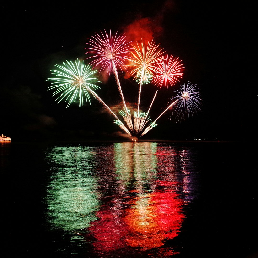 由 Yolanda Suen 拍摄的 time lapse photography of fireworks 高清图片 - 4th of July主题 | PictureHub