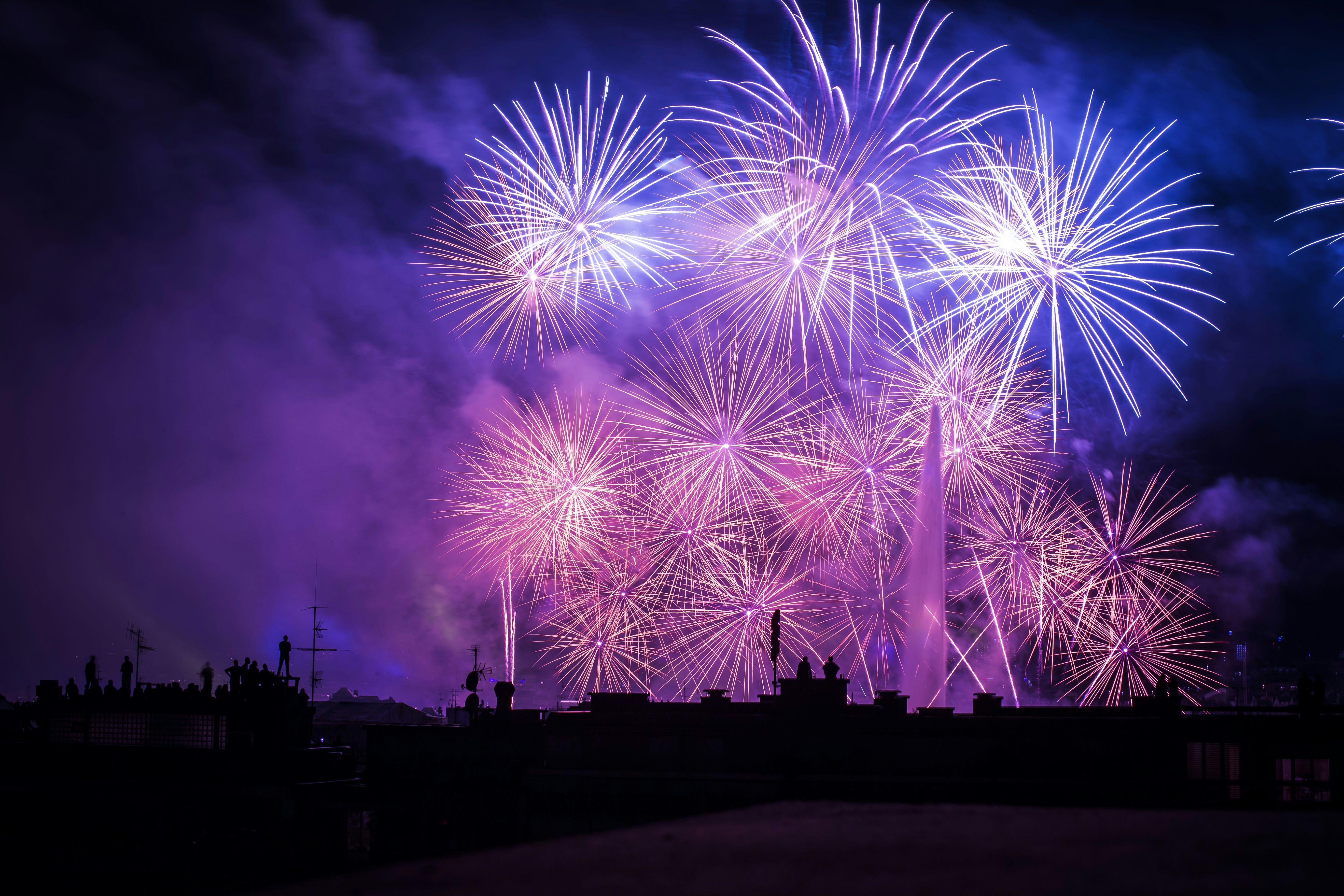 由 ben o'bro 拍摄的 silhouette of buildings with purple and pink fireworks display 高清图片 - 4th of July主题 | PictureHub