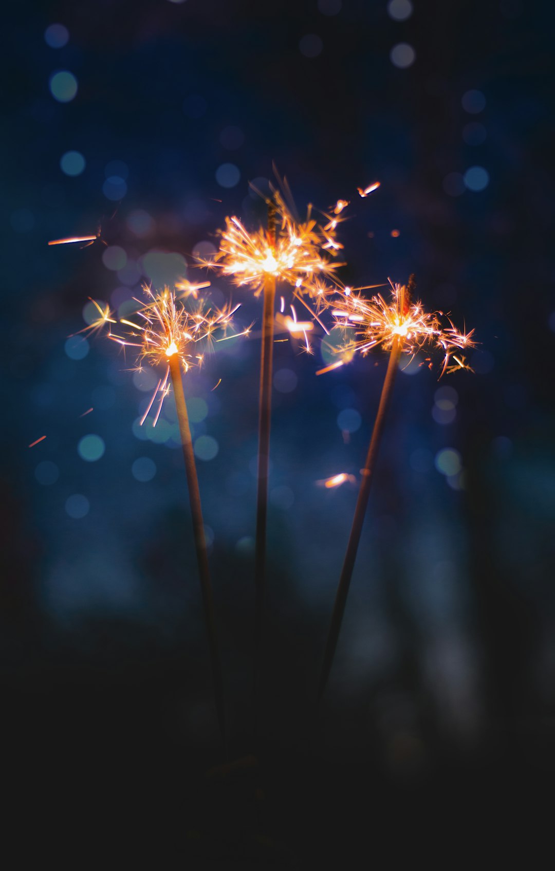 由 Tim Zänkert 拍摄的 three sparkler sticks gm3M 高清图片 - 4th of July主题 | PictureHub