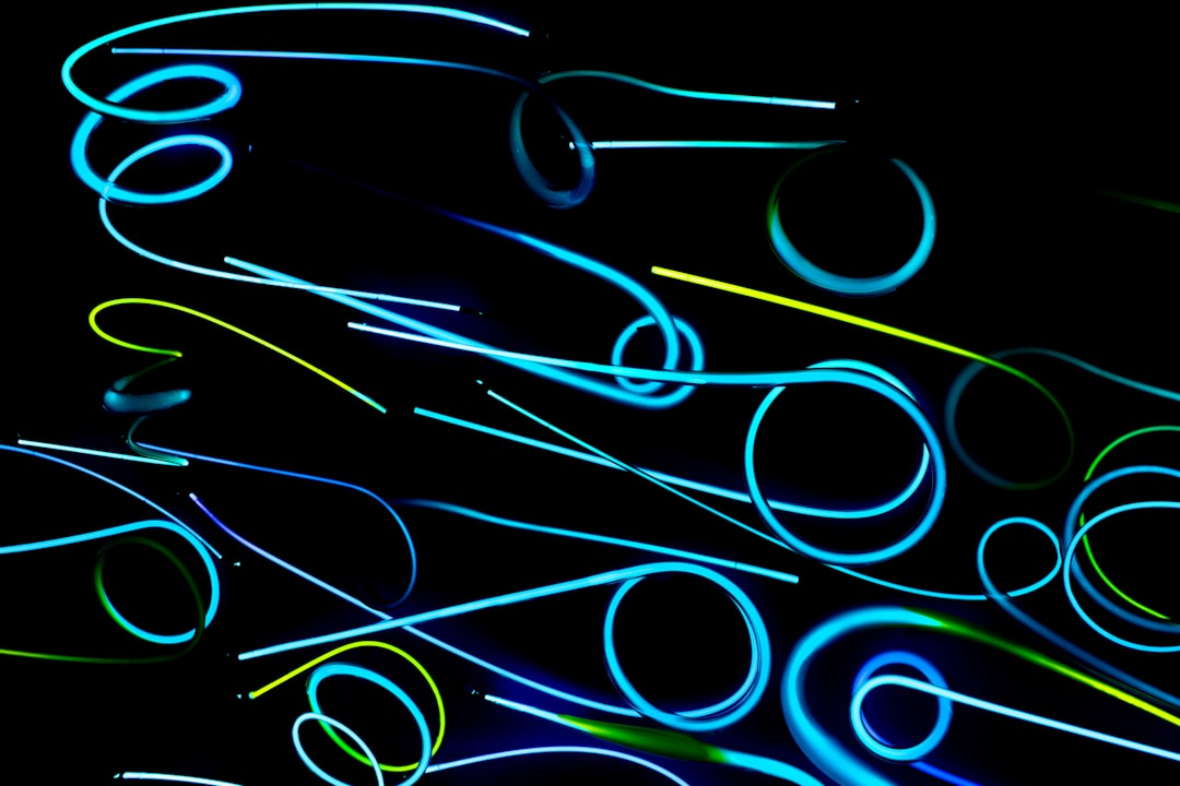 由 Malcolm Lightbody 拍摄的 a black background with a bunch of neon lights 高清图片 - 精选主题 | PictureHub