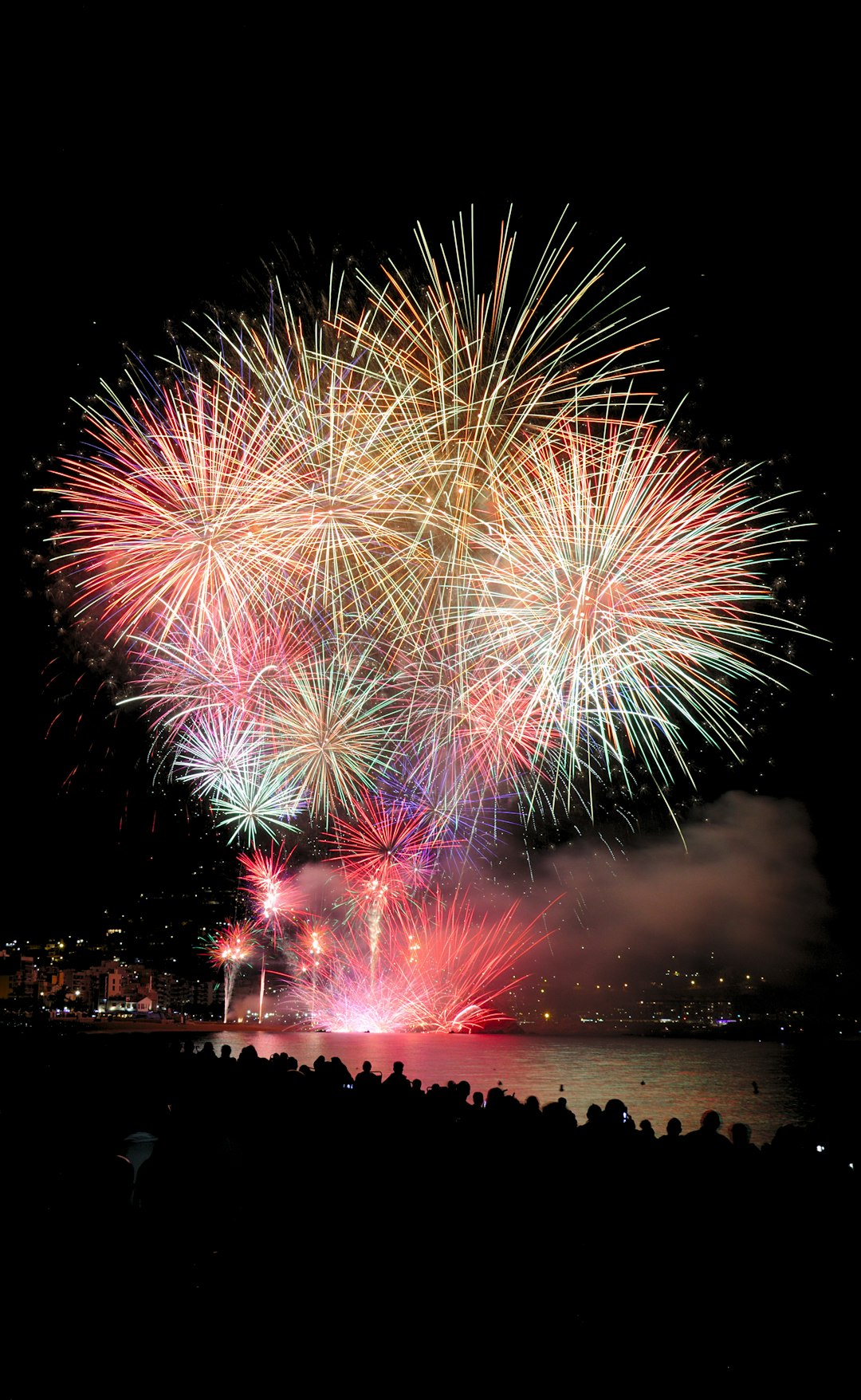 High-resolution fireworks display photo by Amat Martínez Vilà in 4th of July | PictureHub