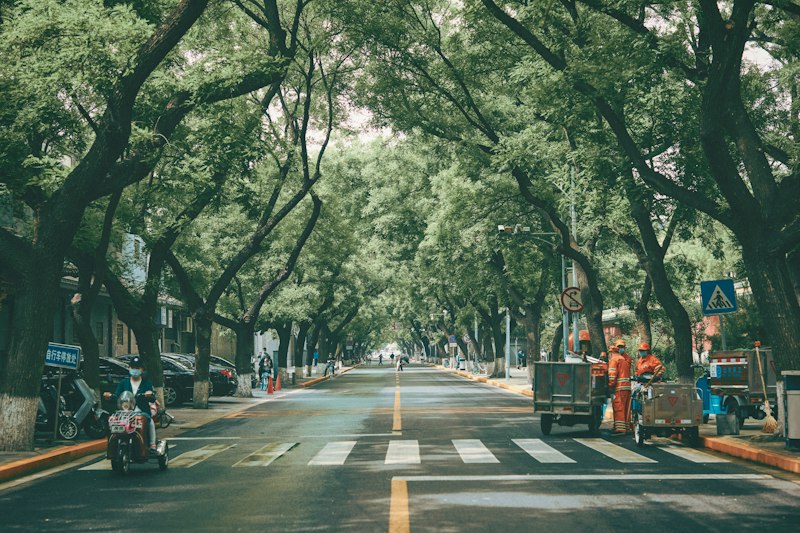 都市街角低角度光影与烟火气人文摄影|摄影技巧 - PictureHub