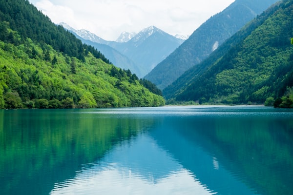 深蓝色湖泊