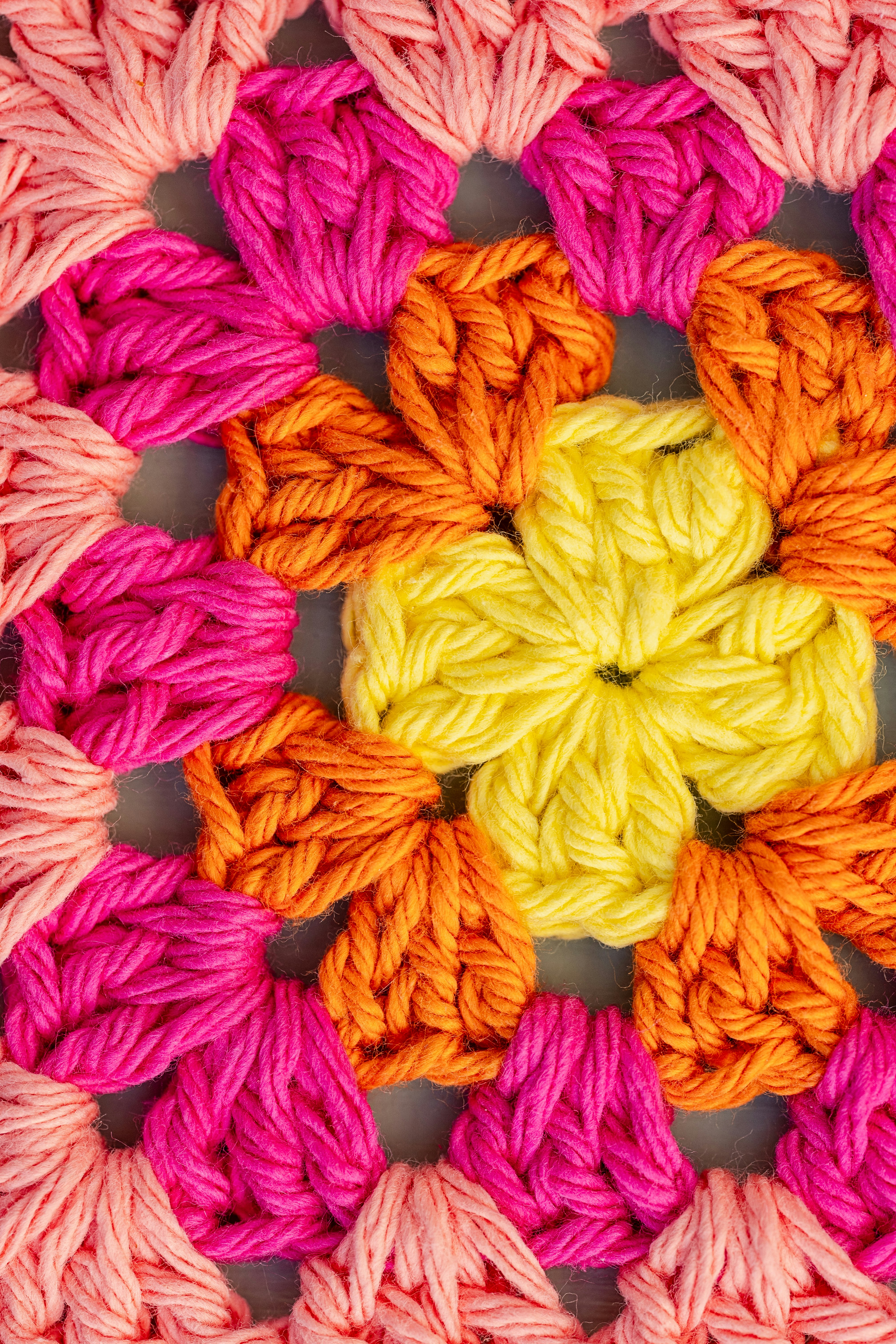 由 Cary Bates 拍摄的 vibrant crochet granny square pattern in yellow orange and pink 高清图片 - 精选主题 | PictureHub