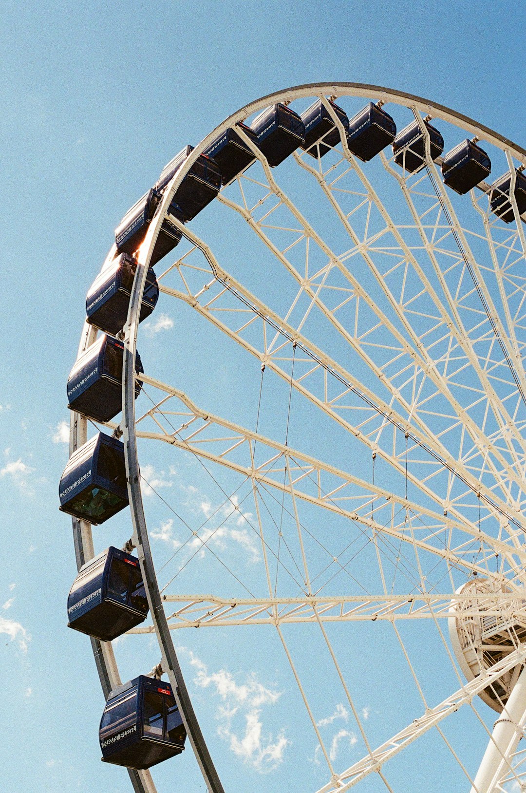 由 Ruben Mavarez 拍摄的 a large ferris wheel against a clear blue sky 高清图片 - 精选主题 | PictureHub