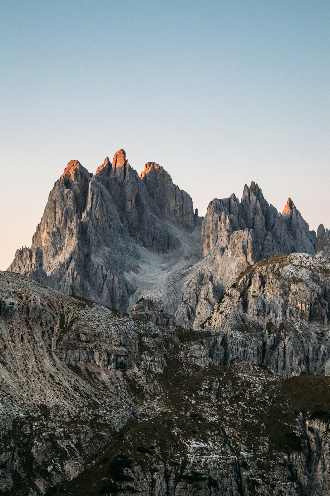 由 Rafael Peier 拍摄的 rocky mountain peaks illuminated by golden sunset light 高清图片 - 精选主题 | PictureHub