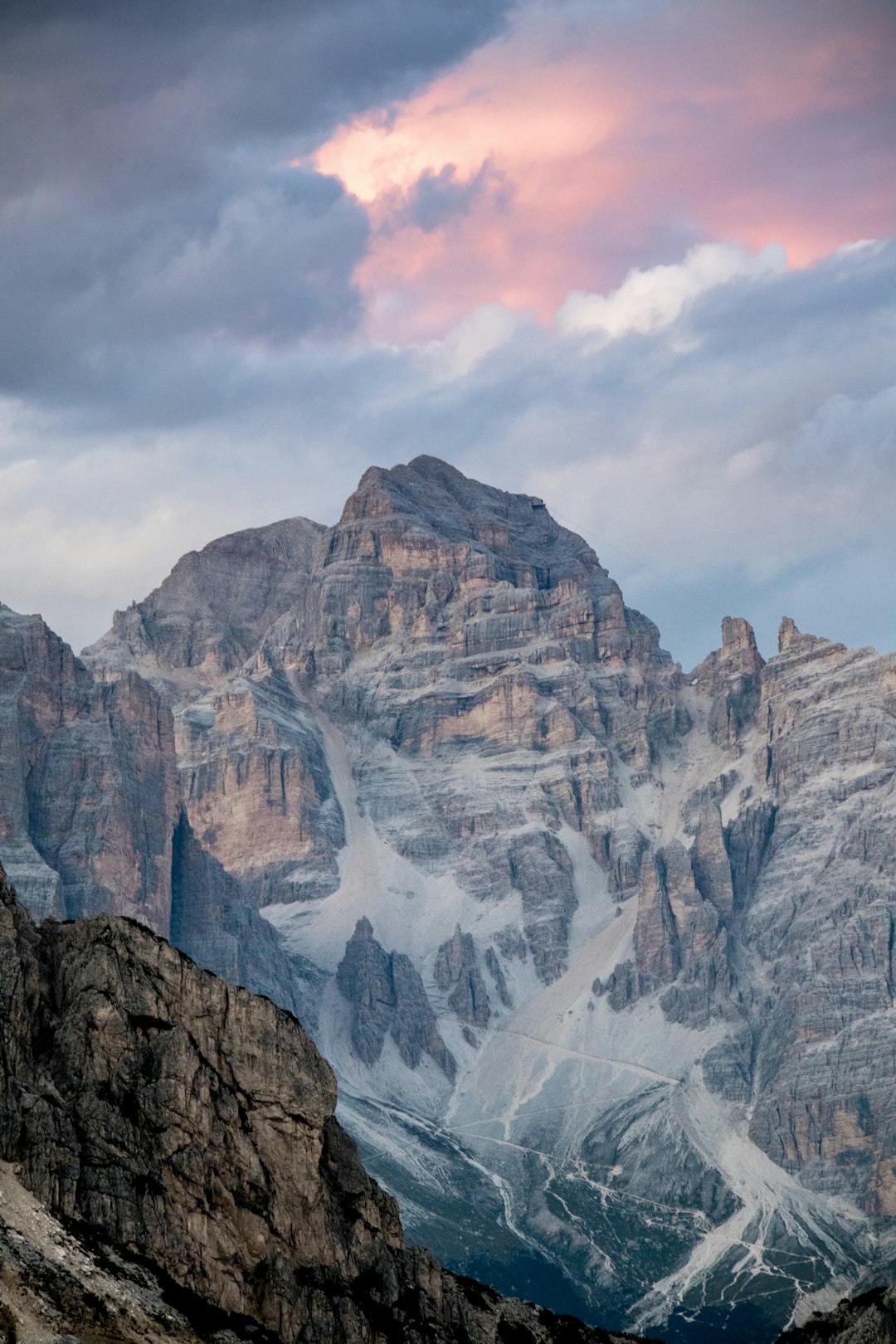 由 Rafael Peier 拍摄的 majestic mountain peak under a dramatic sky with pink clouds 高清图片 - 精选主题 | PictureHub