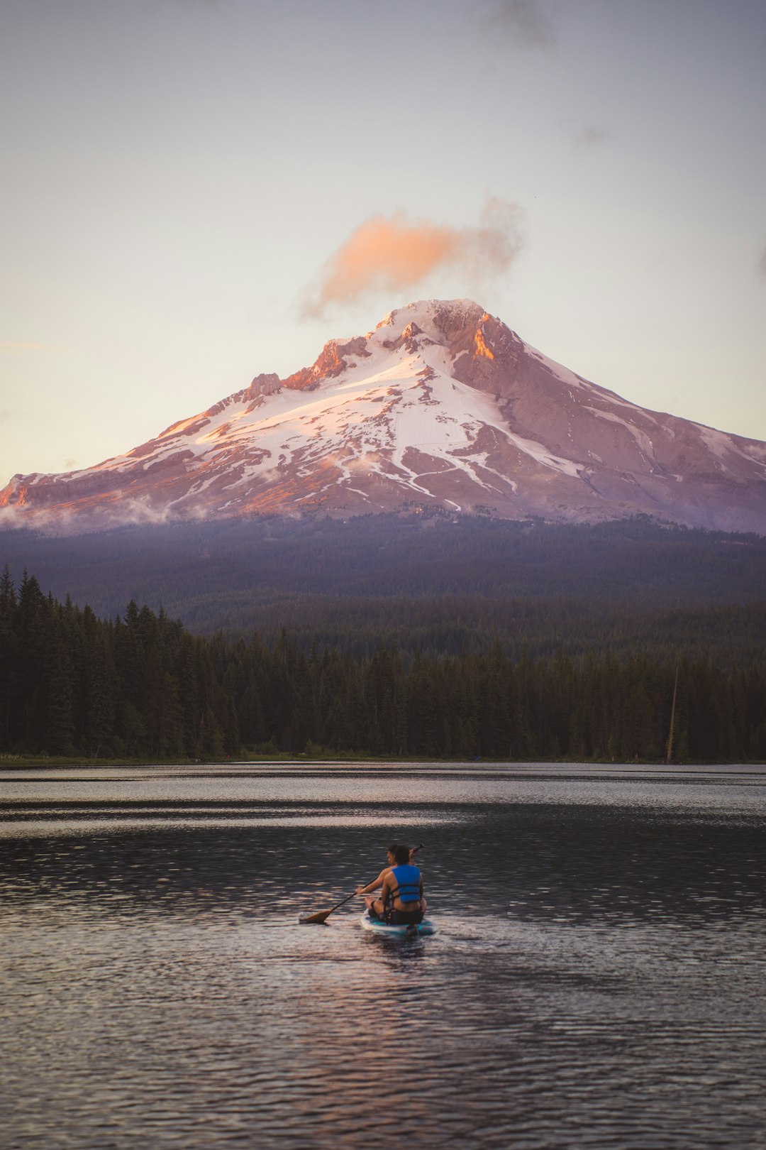 由 Sharad Bhat 拍摄的 paddleboarder on a lake with a snow capped mountain at sunset 高清图片 - 精选主题 | PictureHub