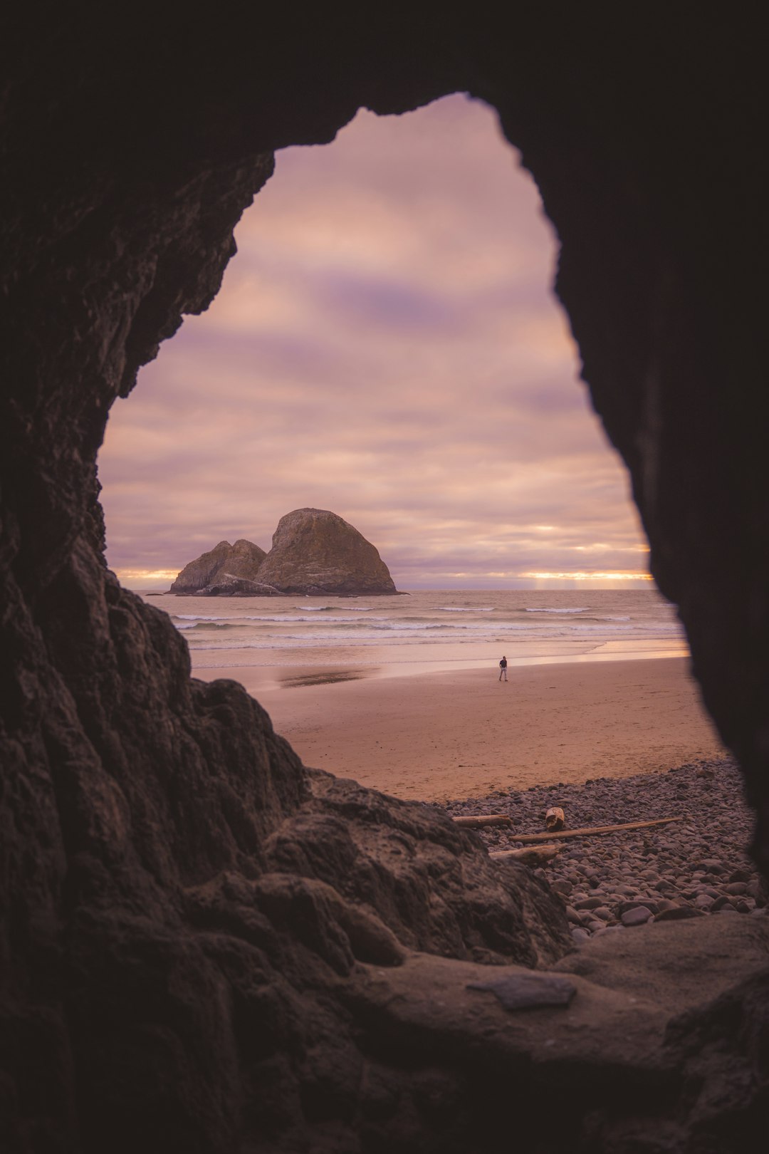 由 Sharad Bhat 拍摄的 sea stack and beach visible through a dark cave opening u sJXnNl 高清图片 - 精选主题 | PictureHub