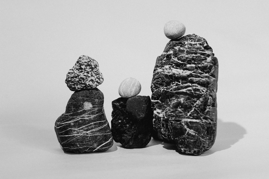 Foto ad alta risoluzione di tre pile di rocce equilibrate su uno sfondo semplice U scattata da Camilo Contreras in Scelto | PictureHub