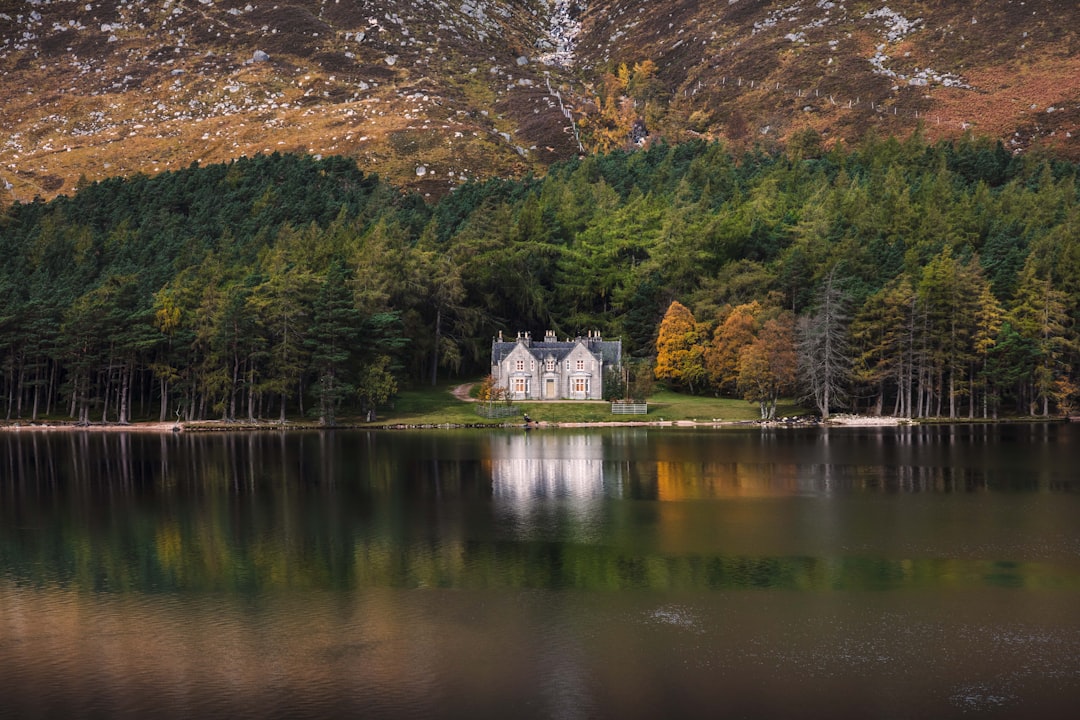 Foto ad alta risoluzione di la casa di glas allt shiel si riflette nel loch muick scattata da martin bennie in Scelto | PictureHub