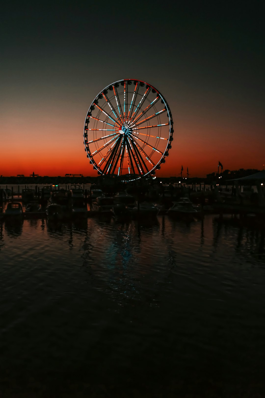 Foto ad alta risoluzione di ruota del capitale al porto nazionale al tramonto scattata da Tim Mossholder in Scelto | PictureHub